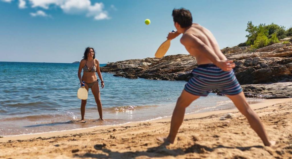 Se insta a los bañistas a no jugar a las palas en las zonas prohibidas de la playa o podrían ser multados con hasta 3.000 euros