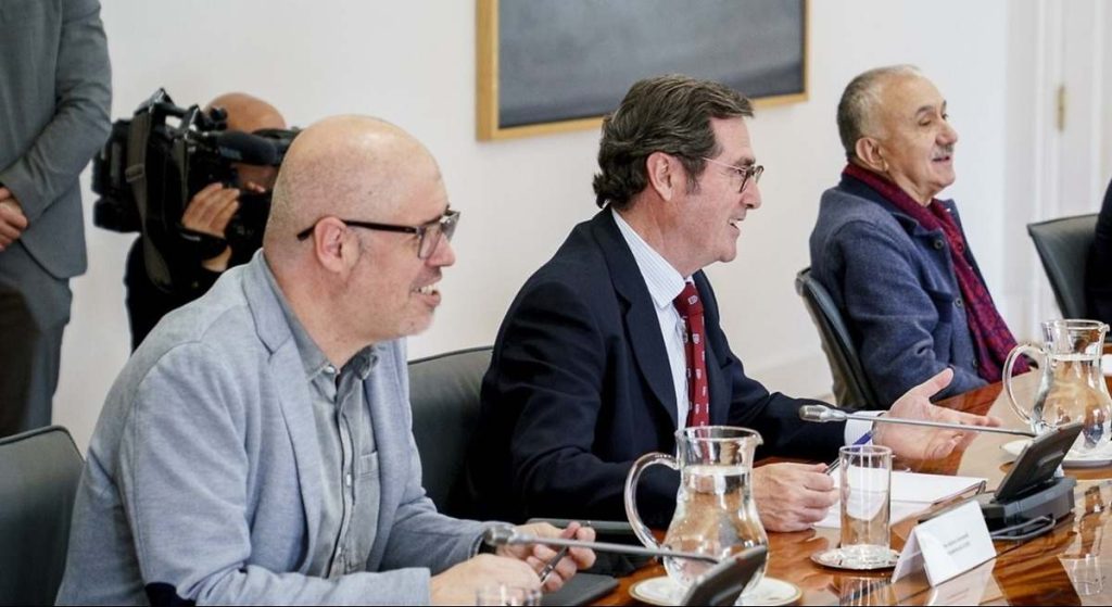 Los tres anuncios de Díaz que dificultan el acuerdo salarial a tres años