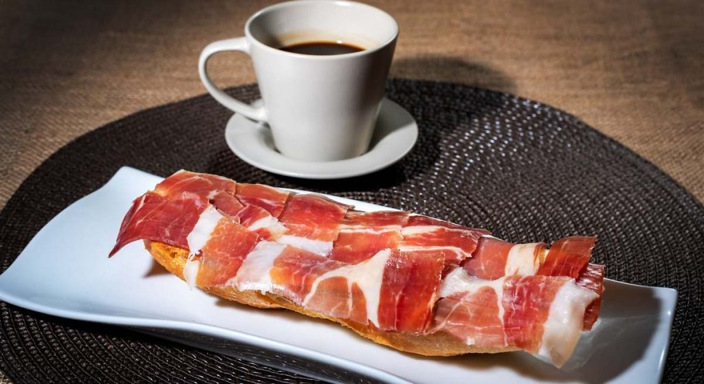 Por qué deberías dejar de desayunar desde hoy mismo: hacerlo es un 14% más caro que hace dos años por la subida del precio del café