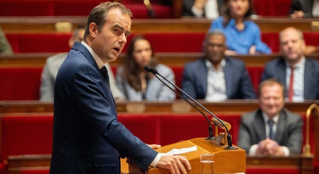 Lecornu cede ante la presión del Partido Socialista y el Gobierno francés acepta una tasa excepcional a las grandes empresas