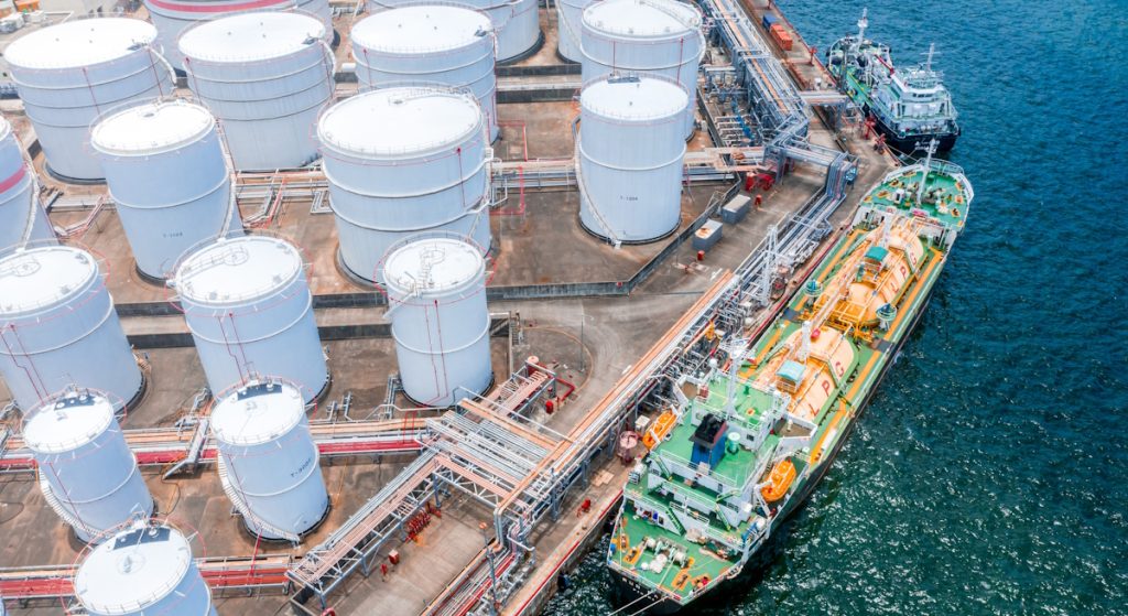 La economía mundial contiene el aliento ante el histórico desplome de los inventarios de petróleo: «Lo peor está por llegar»